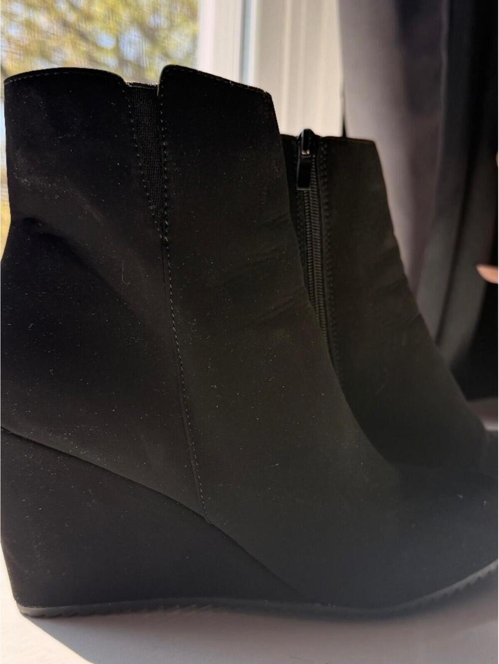Black Rivet Wedge Ankle Boots – Black – Side Zip – Women’s SIZE 9